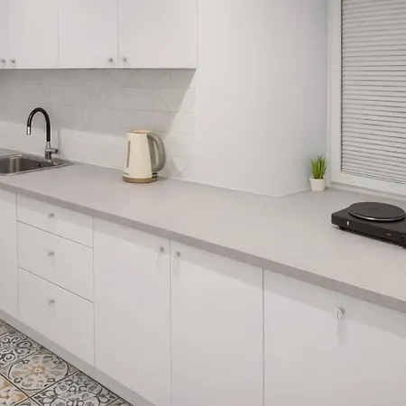 W Centrum-w Poblizu Piotrkowskiej-targow Expo-hopa-lupa-atlas Areny- Nowo Wyremontowany-na Wylacznosc-wyposazony-parter-parking Darmowy Wlasny Pod Wlasnym Oknem-doskonala Lokalizacja-bez Sasiadow! Wygoda I Prywatnosc! Łódź