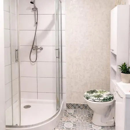 W Centrum-w Poblizu Piotrkowskiej-targow Expo-hopa-lupa-atlas Areny- Nowo Wyremontowany-na Wylacznosc-wyposazony-parter-parking Darmowy Wlasny Pod Wlasnym Oknem-doskonala Lokalizacja-bez Sasiadow! Wygoda I Prywatnosc! Appartement Łódź